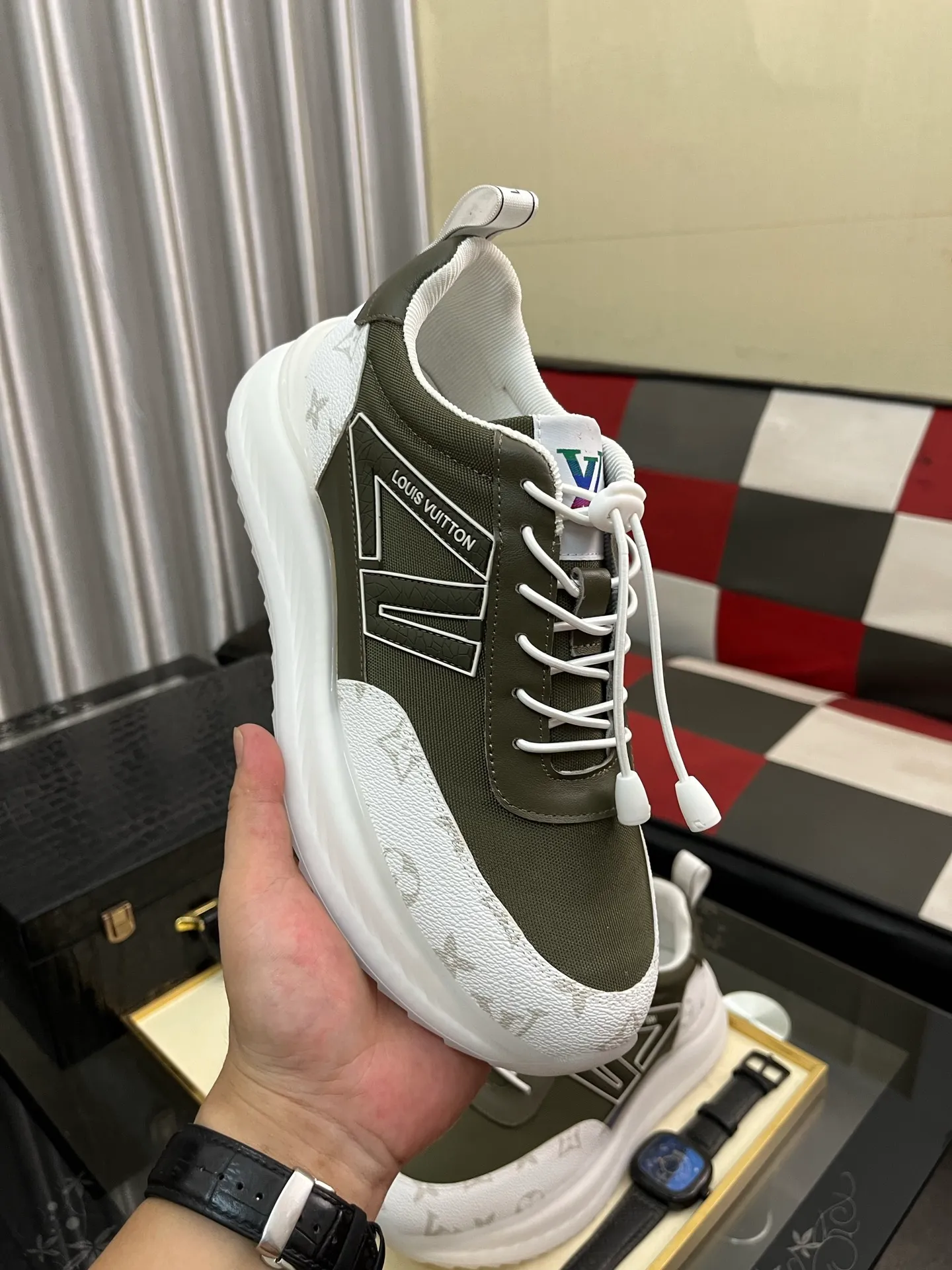 Men's shoes 💰458⌚️⌚️【LOUlS VUlTTON】Louis Vuitton ~ unique and casual style. LV counter purchasing 🏃casual shoes😍😍 are on sale at the men's counter at the same time. Italian imported brands select top-layer Italian cowhide. 🐑Sheepskin lining (refuses to discolor and grind feet) Sole: Original sole specially provided by the original factory 🎬Better in kind Code number: 38-444⃣️Color selection